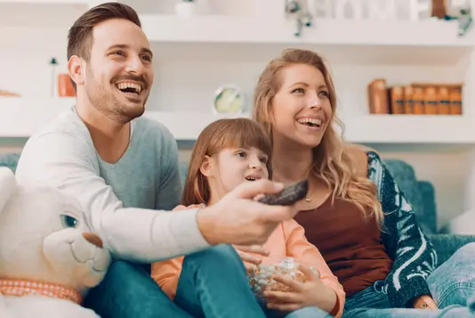 Haus-Paar-Wohnen-Serie-17-7 Familie vor dem Fernseher