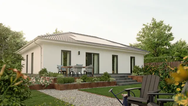 Bungalow 110 mit Terrasse, Blick vom Garten auf die moderne Fassade